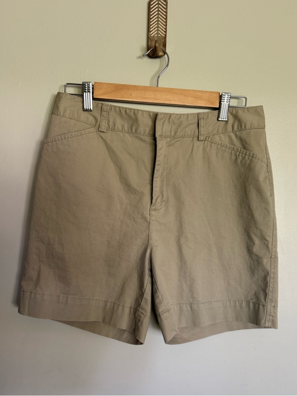 Eddie Bauer Mercer Fit Khaki Flat Front Chino Shorts women’s Size 8